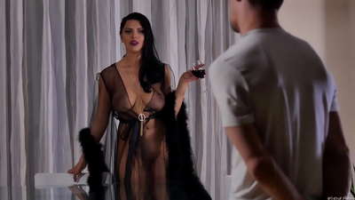 荡妇基拉-奎恩邀请她的邻居喝茶，并在餐桌上操他