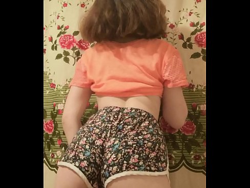 ❤️ 性感的年轻宝贝在镜头前脱下她的短裤 ️❌ Russian porn❌️❤